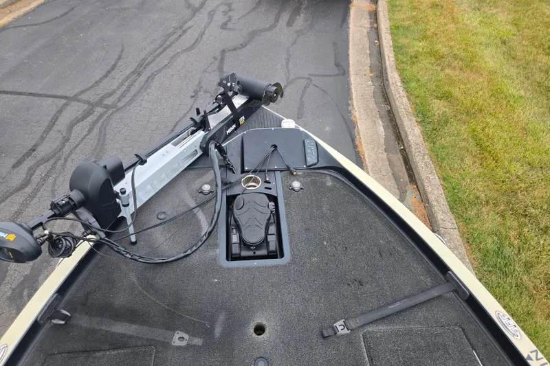 Slide: The Image of 2016 Ranger Z521 Comanche boat with trolling motor on asphalt and grass background. - 17