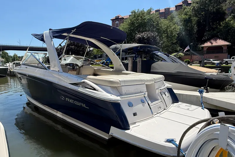 The Image of 2011 Regal 2700 ES Bowrider boat docked at marina under blue sky. - 0