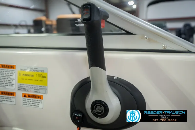Slide: The Image of Throttle control of 2006 Starcraft C-Star 1700 I/O F&S boat with warning labels. - 42