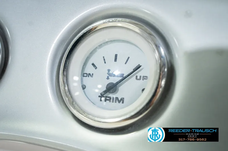 Slide: The Image of Trim gauge on 2006 Starcraft C-Star 1700 I/O F&S boat dashboard. - 39