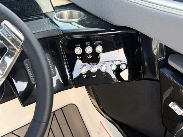 Slide: The Image of Sea Ray SLX 260 Outboard 2027 - 14