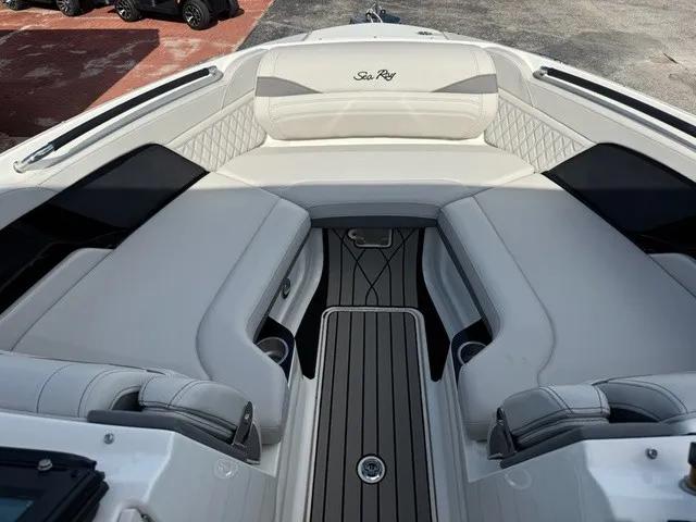 Slide: The Image of Sea Ray SLX 260 Outboard 2027 - 17