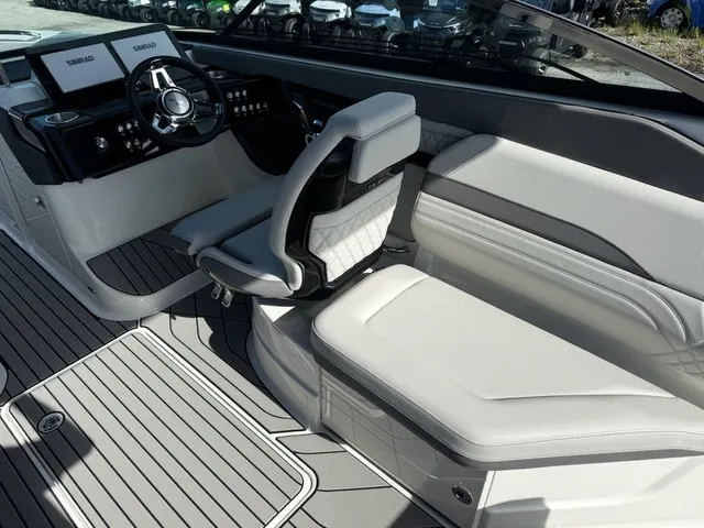 Slide: The Image of Sea Ray SLX 260 Outboard 2027 - 12