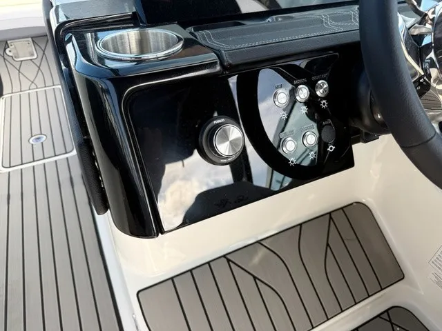 Slide: The Image of Sea Ray SLX 260 Outboard 2027 - 15