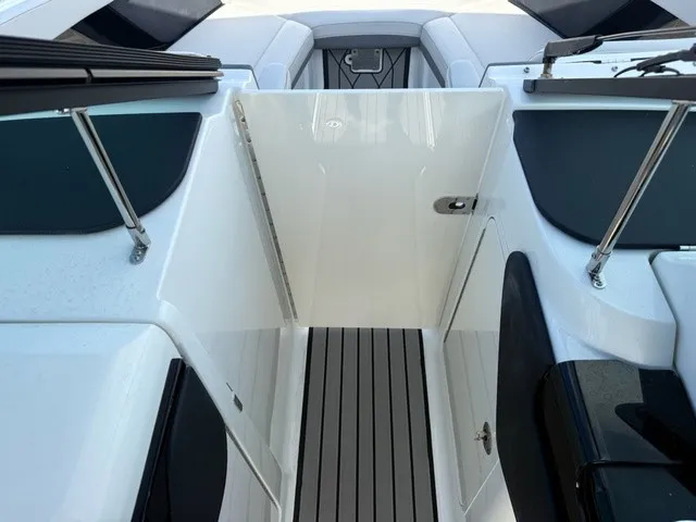 Slide: The Image of Sea Ray SLX 260 Outboard 2027 - 25