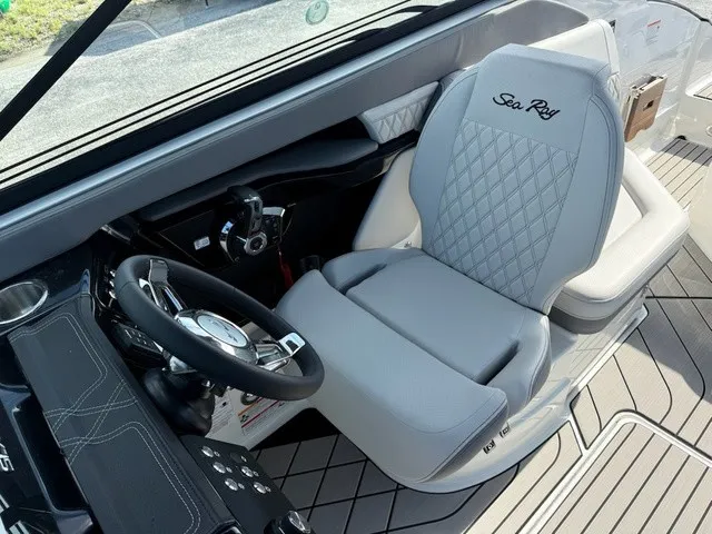 Slide: The Image of Sea Ray SLX 260 Outboard 2027 - 21