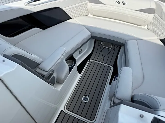 Slide: The Image of Sea Ray SLX 260 Outboard 2027 - 18