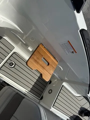 Slide: The Image of Sea Ray SLX 260 Outboard 2027 - 10