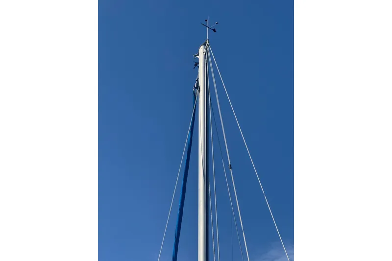 Slide: The Image of Mast of 1980 Morgan 382 sailboat against clear blue sky. - 13