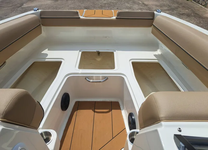 Slide: The Image of Bayliner D20I 2026 - 16