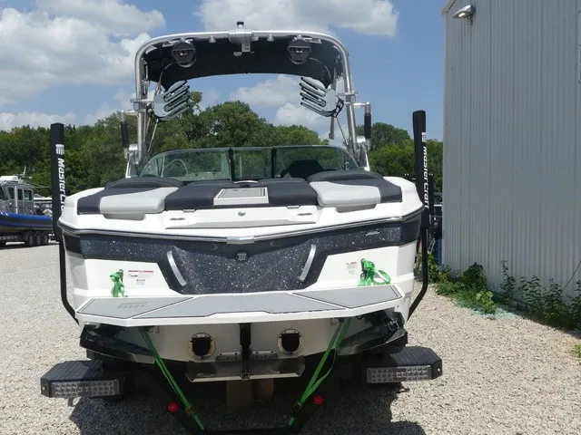 Slide: The Image of MasterCraft XT22 2021 - 4