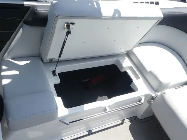 Slide: The Image of MasterCraft XT22 2021 - 24