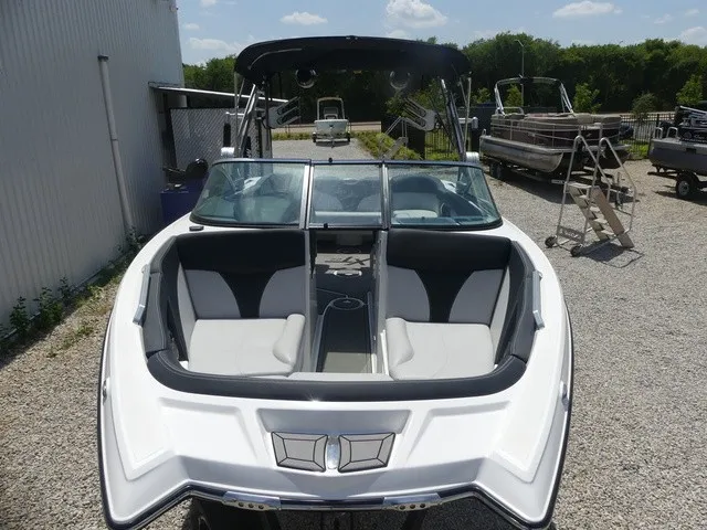 Slide: The Image of MasterCraft XT22 2021 - 7