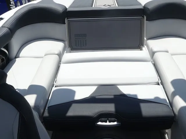 Slide: The Image of MasterCraft XT22 2021 - 26