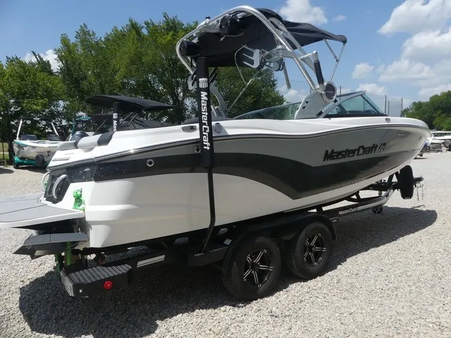 Slide: The Image of MasterCraft XT22 2021 - 5