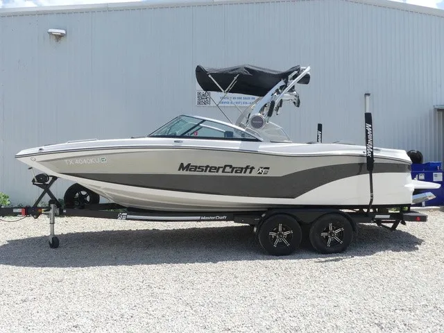 Slide: The Image of MasterCraft XT22 2021 - 2