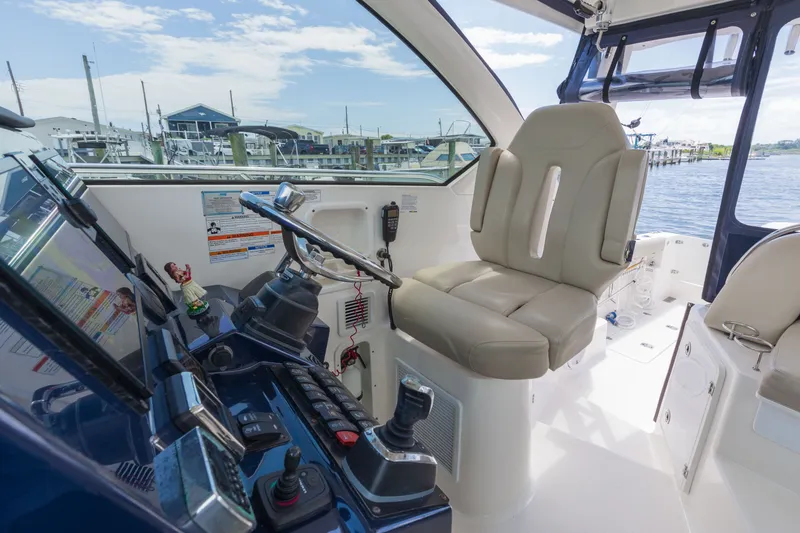 Slide: The Image of Pursuit OS 325 Offshore 2016 - 24