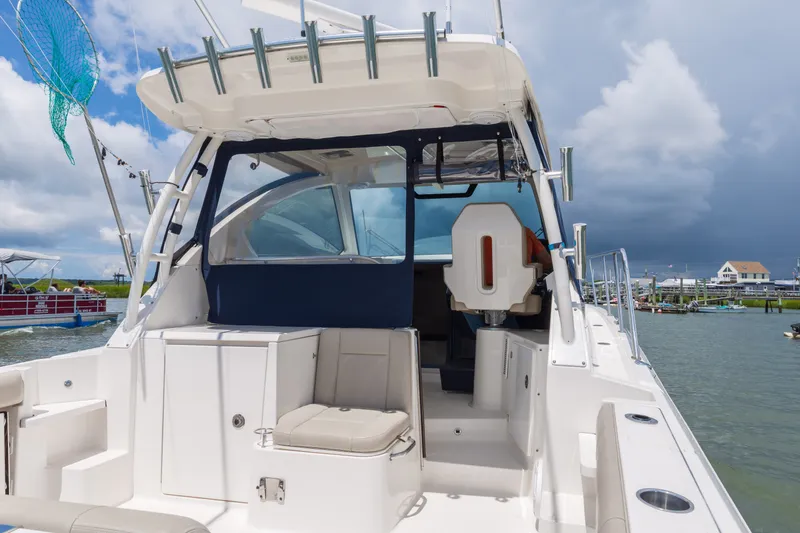 Slide: The Image of Pursuit OS 325 Offshore 2016 - 18