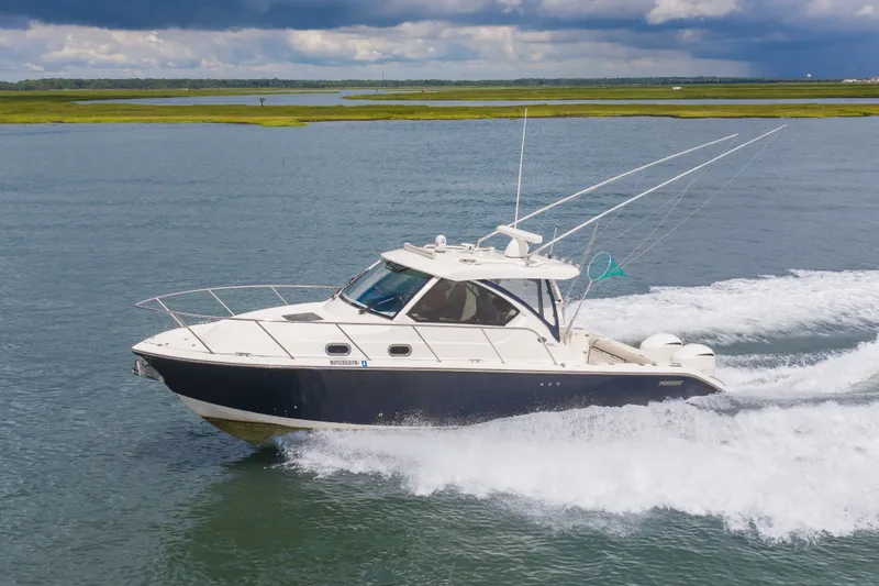 The Image of Pursuit OS 325 Offshore 2016 - 0