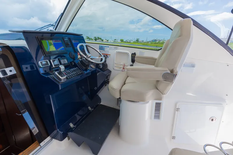 Slide: The Image of Pursuit OS 325 Offshore 2016 - 22