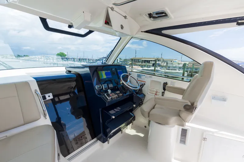 Slide: The Image of Pursuit OS 325 Offshore 2016 - 21