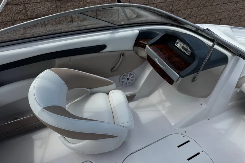 Slide: The Image of Interior of 2006 Four Winns 200 Horizon boat, featuring a stylish helm and comfortable seating. - 21