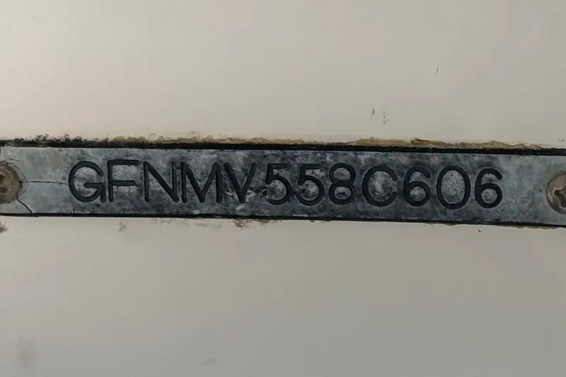 Slide: The Image of Hull identification number on a 2006 Four Winns 200 Horizon boat. - 31