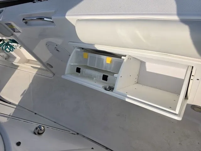 Slide: The Image of Everglades 255 Center Console 2017 - 15
