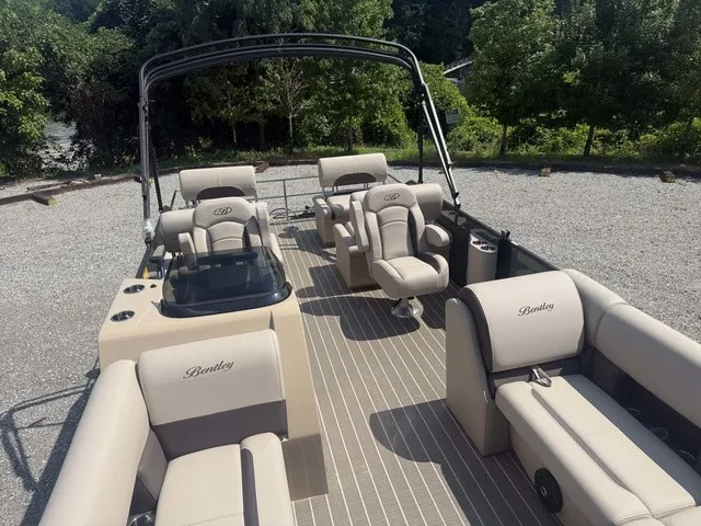 Slide: The Image of Bentley Pontoons Legacy Quad Swing Back 223 2026 - 23