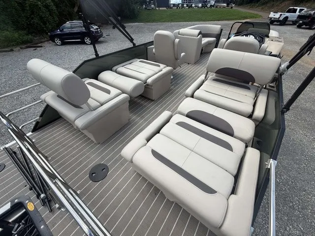 Slide: The Image of Bentley Pontoons Legacy Quad Swing Back 223 2026 - 13