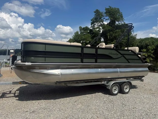 The Image of Bentley Pontoons Legacy Quad Swing Back 223 2026 - 1