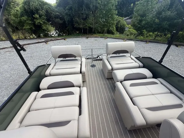 Slide: The Image of Bentley Pontoons Legacy Quad Swing Back 223 2026 - 10