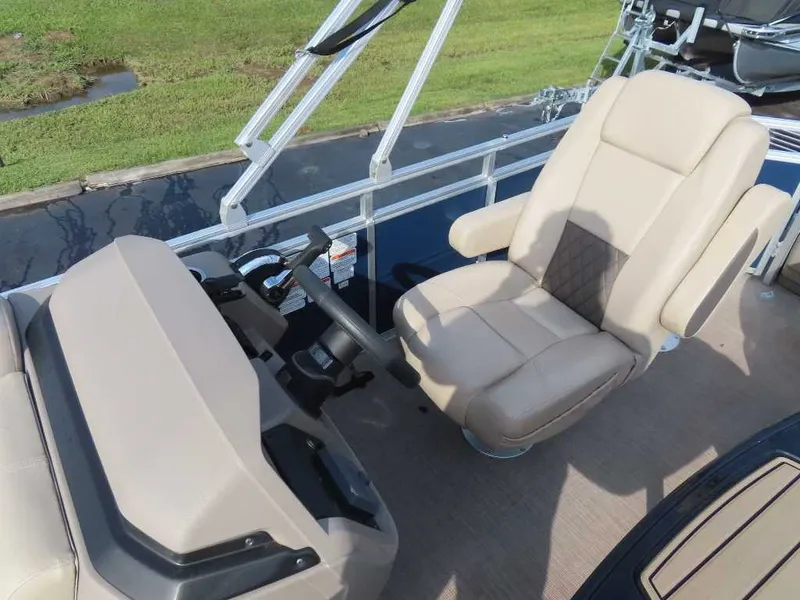 Slide: The Image of Sun Tracker Fishin' Barge 20 DLX 2024 - 15