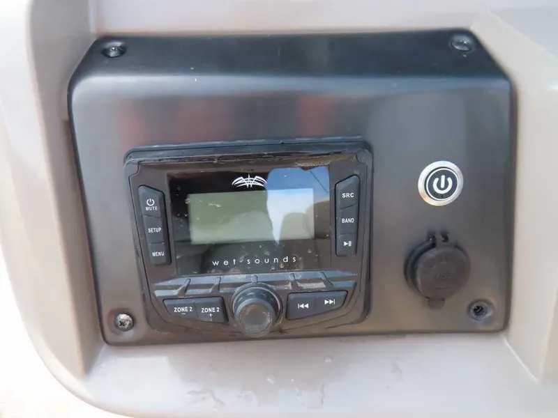 Slide: The Image of Sun Tracker Fishin' Barge 20 DLX 2024 - 18