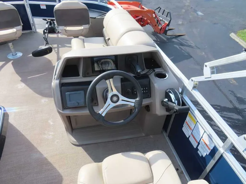 Slide: The Image of Sun Tracker Fishin' Barge 20 DLX 2024 - 17