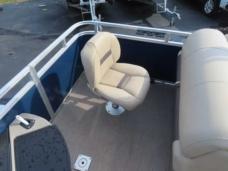 Slide: The Image of Sun Tracker Fishin' Barge 20 DLX 2024 - 25