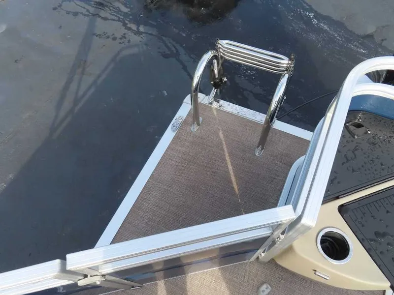 Slide: The Image of Sun Tracker Fishin' Barge 20 DLX 2024 - 24