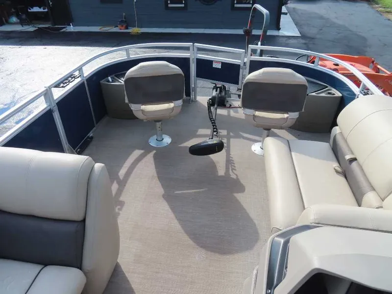 Slide: The Image of Sun Tracker Fishin' Barge 20 DLX 2024 - 23