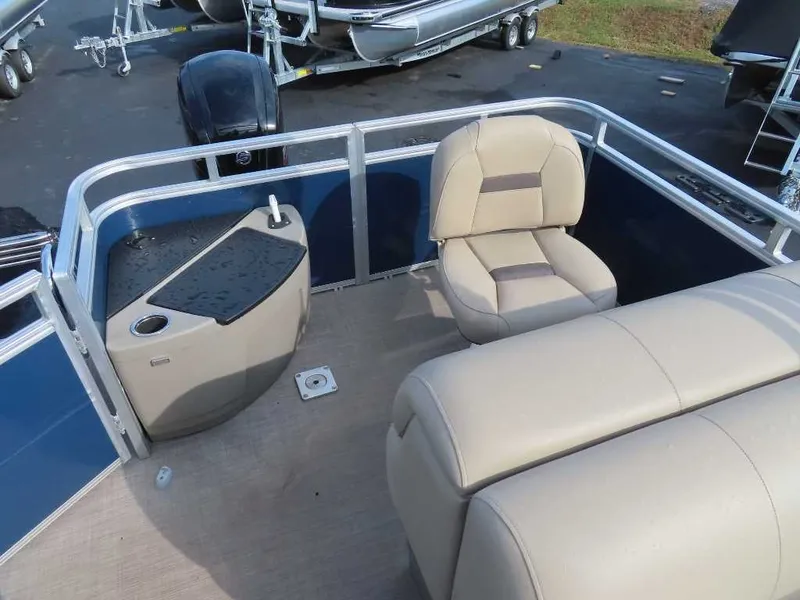 Slide: The Image of Sun Tracker Fishin' Barge 20 DLX 2024 - 22