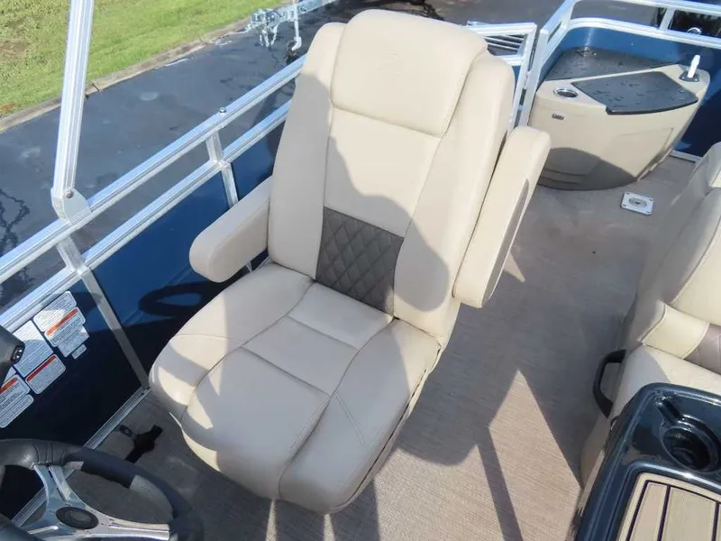 Slide: The Image of Sun Tracker Fishin' Barge 20 DLX 2024 - 16