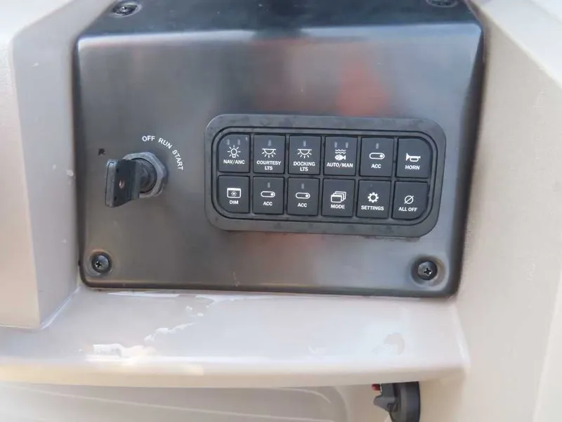 Slide: The Image of Sun Tracker Fishin' Barge 20 DLX 2024 - 19