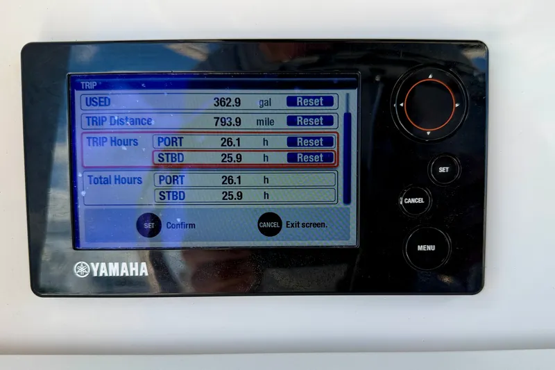 Slide: The Image of Yamaha display showing trip data for Everglades 255 Center Console, 2014 model. - 20