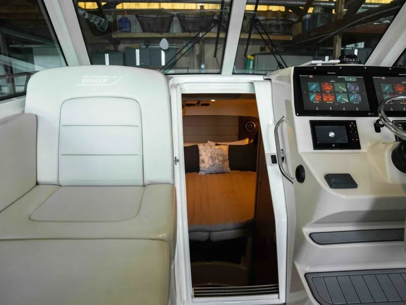 Slide: The Image of Boston Whaler 315 CONQUEST PH 2019 - 16