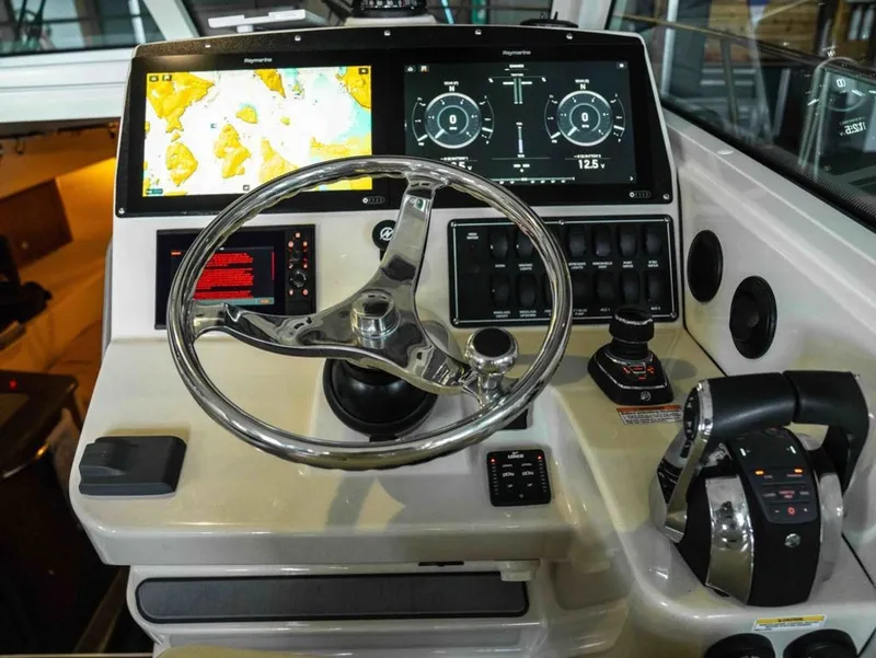Slide: The Image of Boston Whaler 315 CONQUEST PH 2019 - 18