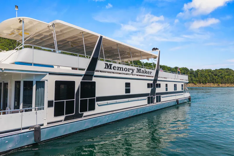 Slide: The Image of Houseboat "Memory Maker" on water, Thoroughbred 21 x 100, 2016 model, clear sky background. - 2
