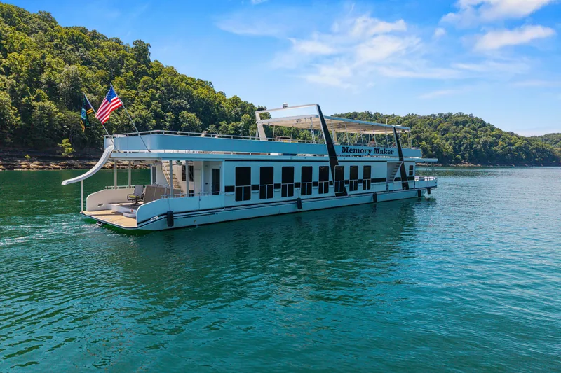 Slide: The Image of Houseboat "Memory Maker" on a serene lake, Thoroughbred 21 x 100, 2016 model. - 6
