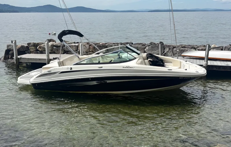 The Image of Sea Ray 220 Sundeck 2013 - 1