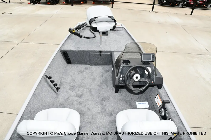 Slide: The Image of Tracker Bass Tracker Classic Limited 2027 - 17