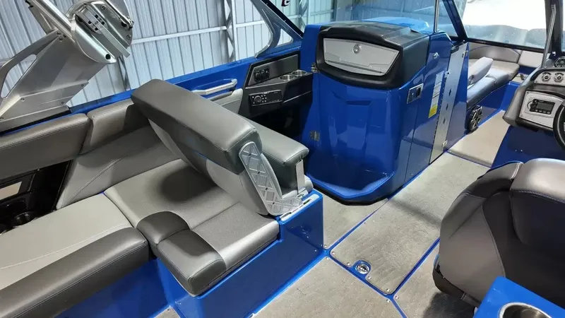 Slide: The Image of MasterCraft X26 2016 - 48