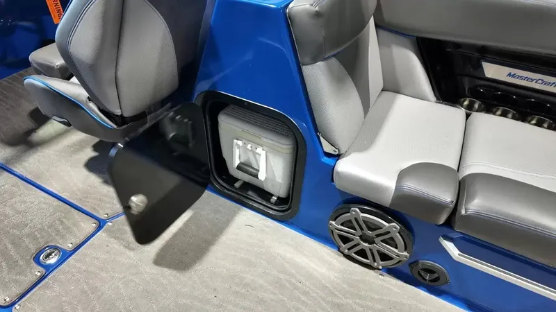 Slide: The Image of MasterCraft X26 2016 - 64